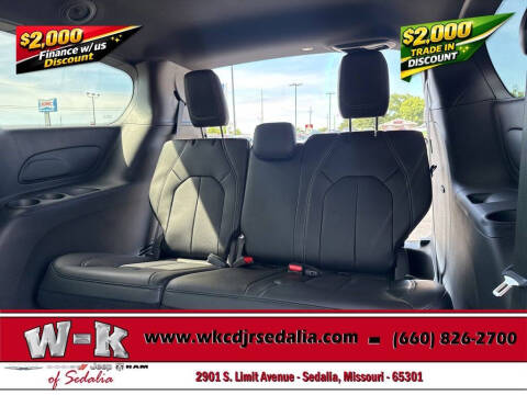 2027 Chrysler Pacifica Select