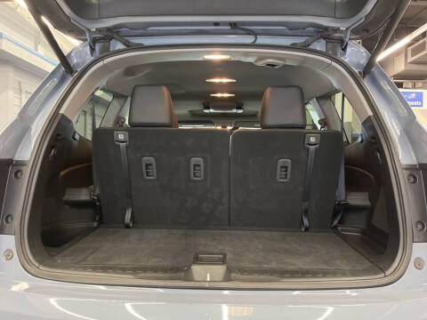 2022 Honda Pilot Touring w/Rear Captain's Chairs