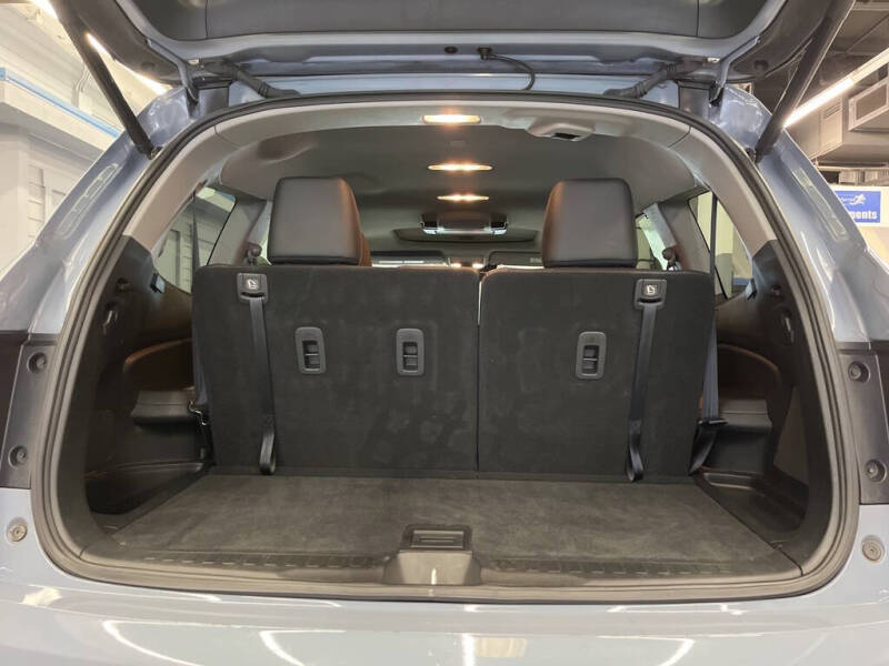 2022 Honda Pilot Touring w/Rear Captain's Chairs