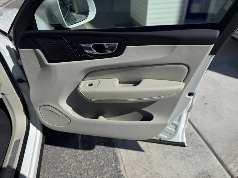 2022 Volvo XC60 B5 Inscription