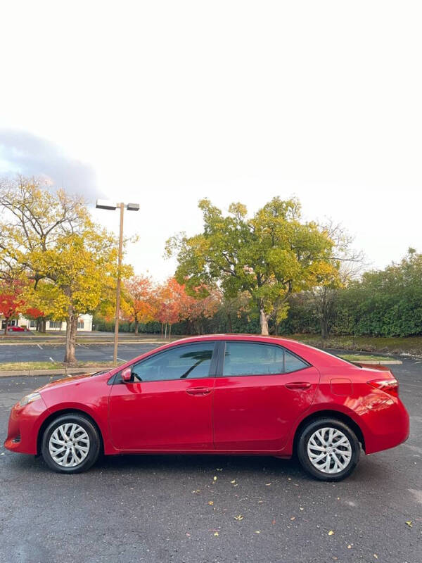 2019 Toyota Corolla LE photo 3