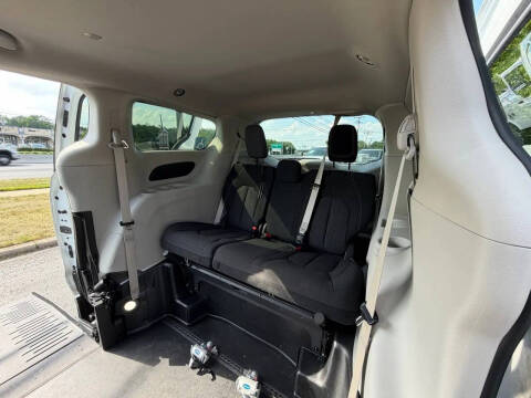 2022 Chrysler Voyager LX