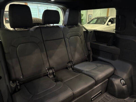 2023 Land Rover Defender 130 X-Dynamic SE