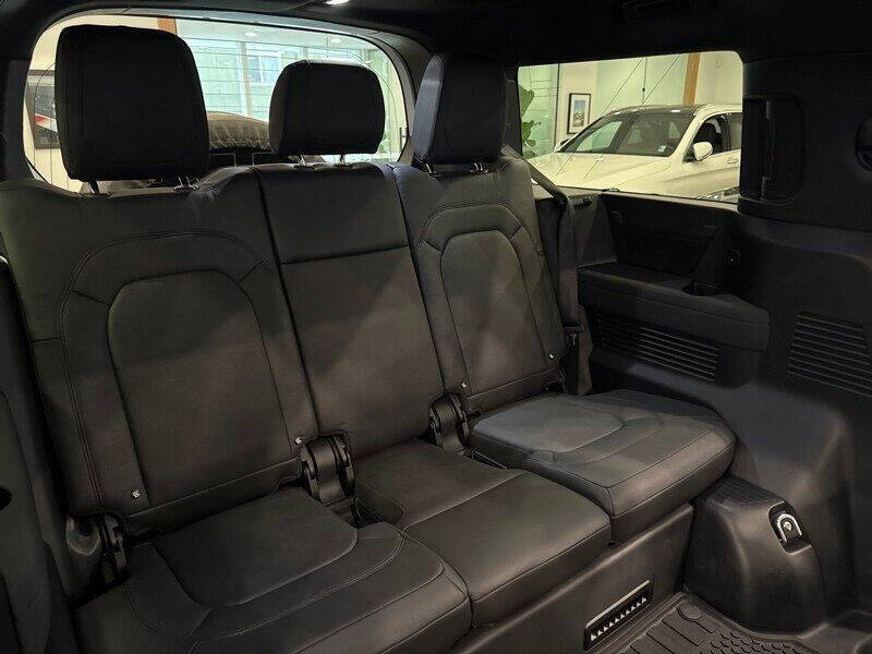 2023 Land Rover Defender 130 X-Dynamic SE