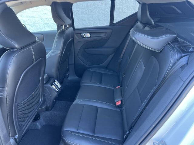 2025 Volvo XC40 B5 Core Bright Theme