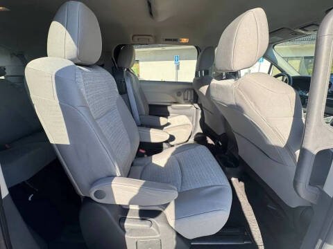 2022 Toyota Sienna LE 8-Passenger