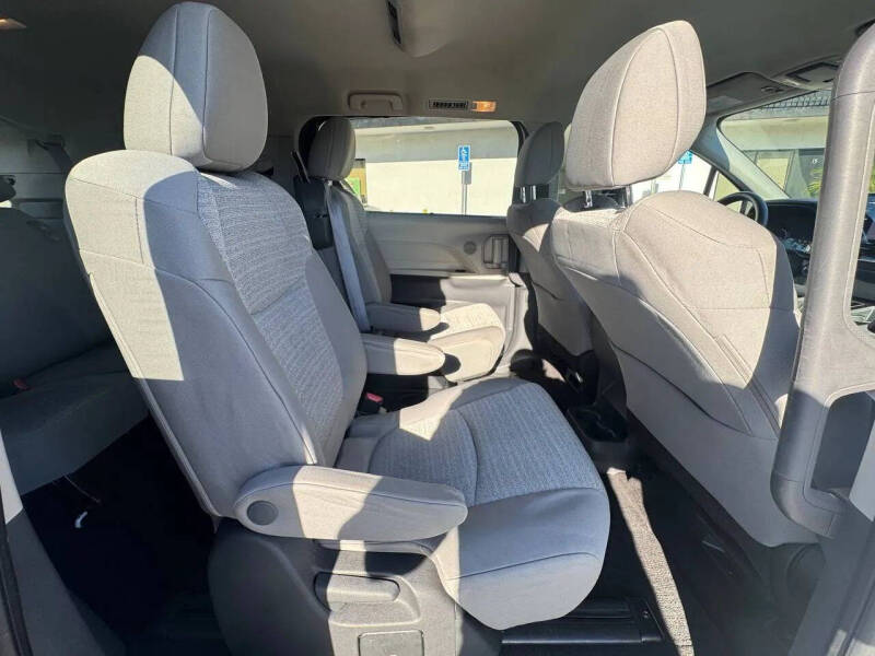 2022 Toyota Sienna LE 8-Passenger