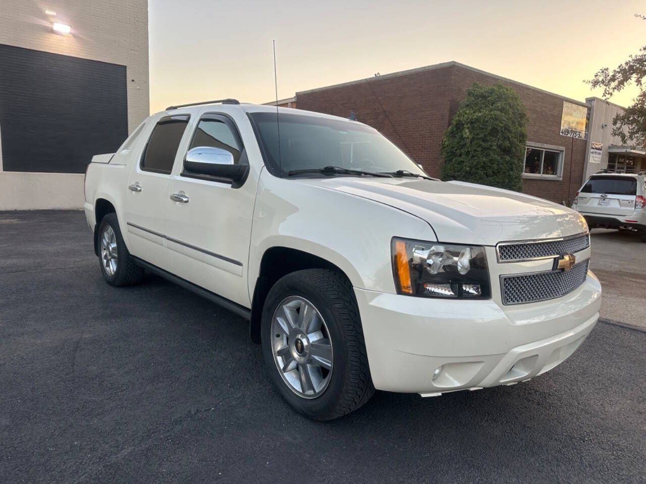 2010 Chevrolet Avalanche for sale at Sarenco Auto Inc in Dallas, TX