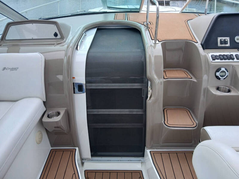 2012 Cruisers Yachts 380 Express