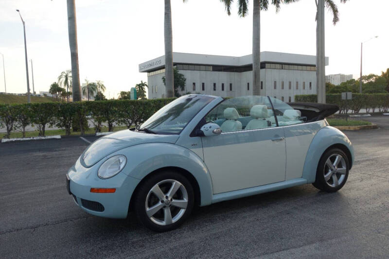 2010 Volkswagen New Beetle Base's photo