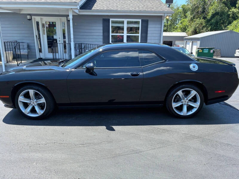 2017 Dodge Challenger SXT's photo