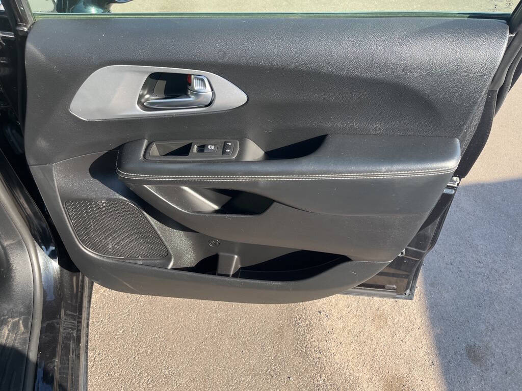 Brilliant Black Crystal Pearlc 2022 Chrysler Pacifica Touring Touring 4dr Mini-Van 20