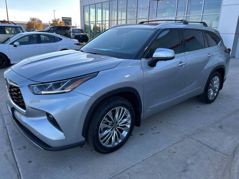 2025 Toyota Highlander Hybrid Platinum