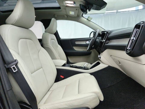 2023 Volvo XC40 B5 Plus Dark Theme