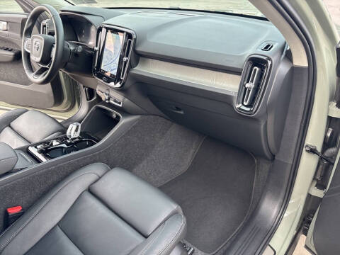 2025 Volvo XC40 B5 Plus Bright Theme