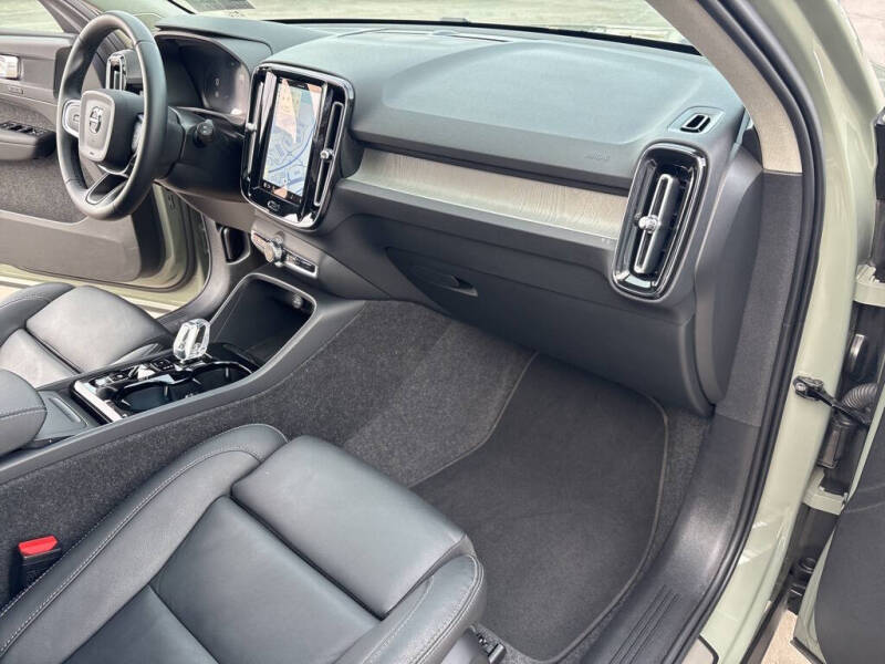 2025 Volvo XC40 B5 Plus Bright Theme