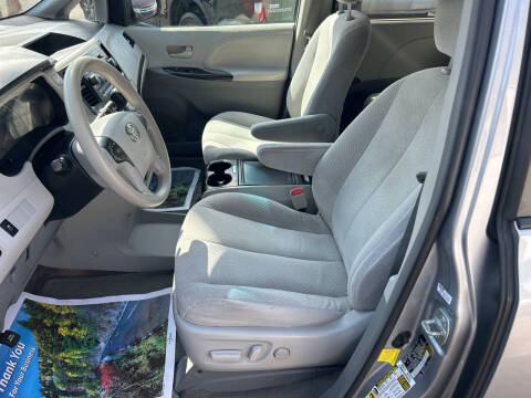 2013 Toyota Sienna LE 8-Passenger