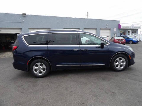 2017 Chrysler Pacifica Touring-L Plus