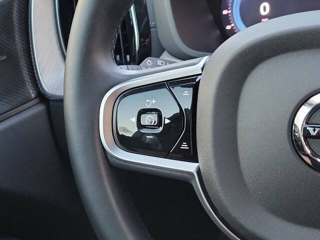 2025 Volvo XC60 B5 Ultra Dark Theme