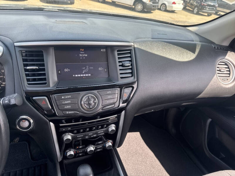 2017 Nissan Pathfinder SV