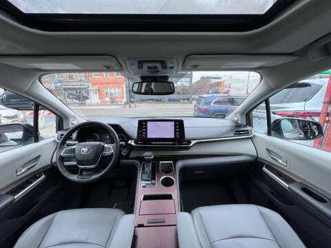 2022 Toyota Sienna XLE 7-Passenger