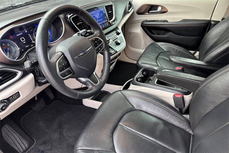 2017 Chrysler Pacifica Touring-L Plus