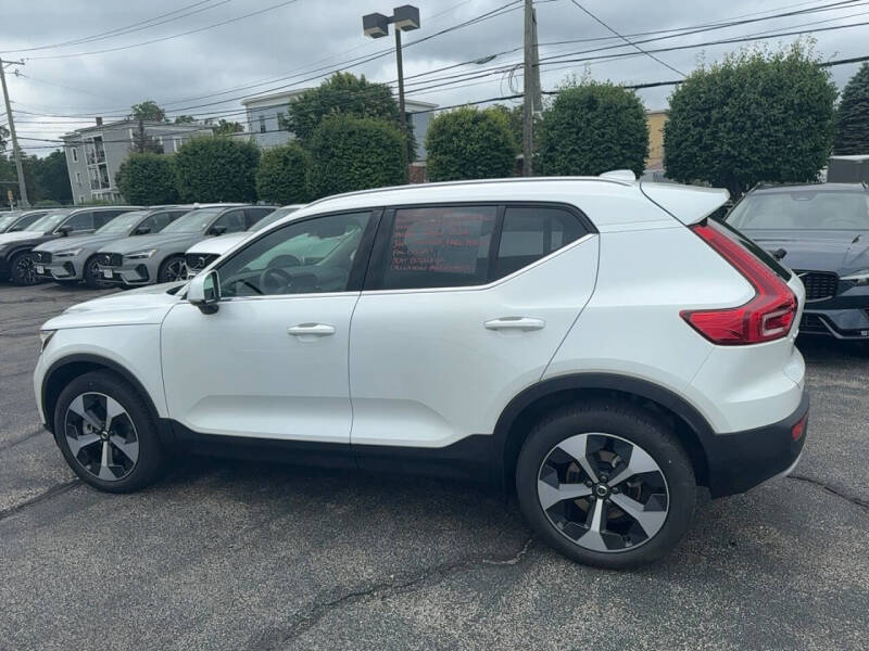 2025 Volvo XC40 B5 Plus Bright Theme