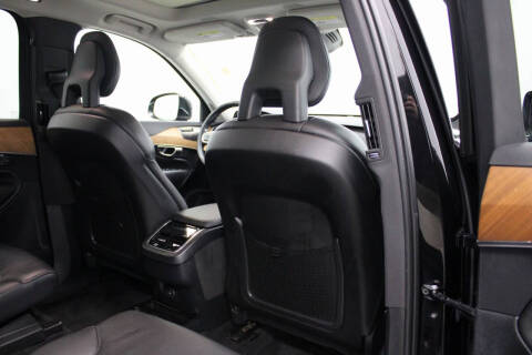 2022 Volvo XC90 T6 Momentum 6-Passenger