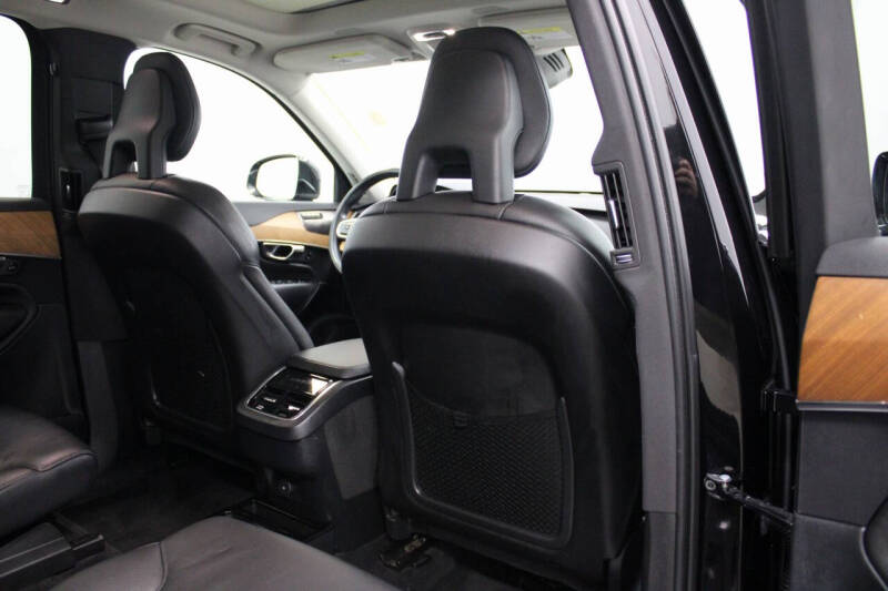 2022 Volvo XC90 T6 Momentum 6-Passenger