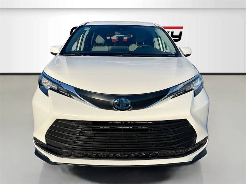 2022 Toyota Sienna LE 8-Passenger