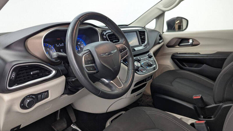 2022 Chrysler Voyager LX