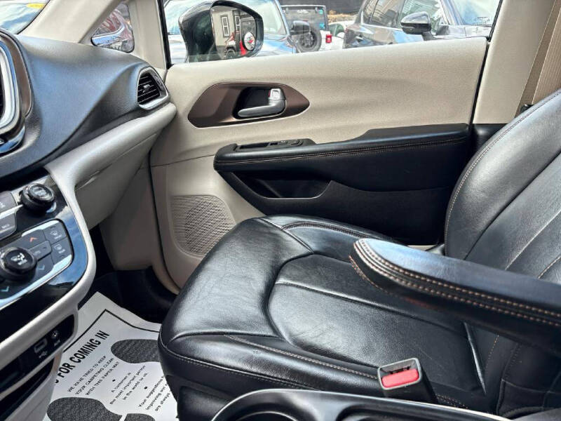 2017 Chrysler Pacifica Touring-L