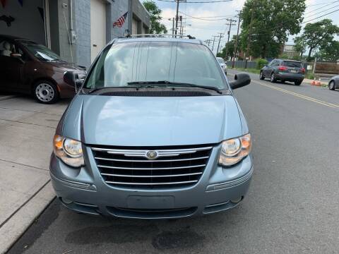 2006 Chrysler Town and Country for sale at SUNSHINE AUTO SALES LLC in Paterson NJ