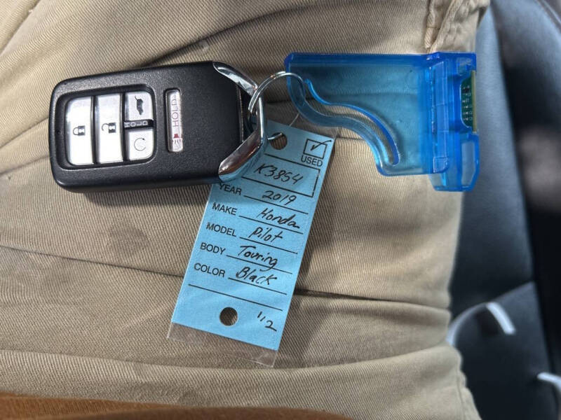 2019 Honda Pilot Touring w/Rear Captain's Chairs