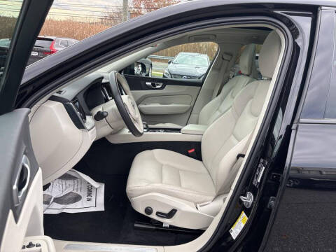 2024 Volvo XC60 B5 Plus Dark Theme