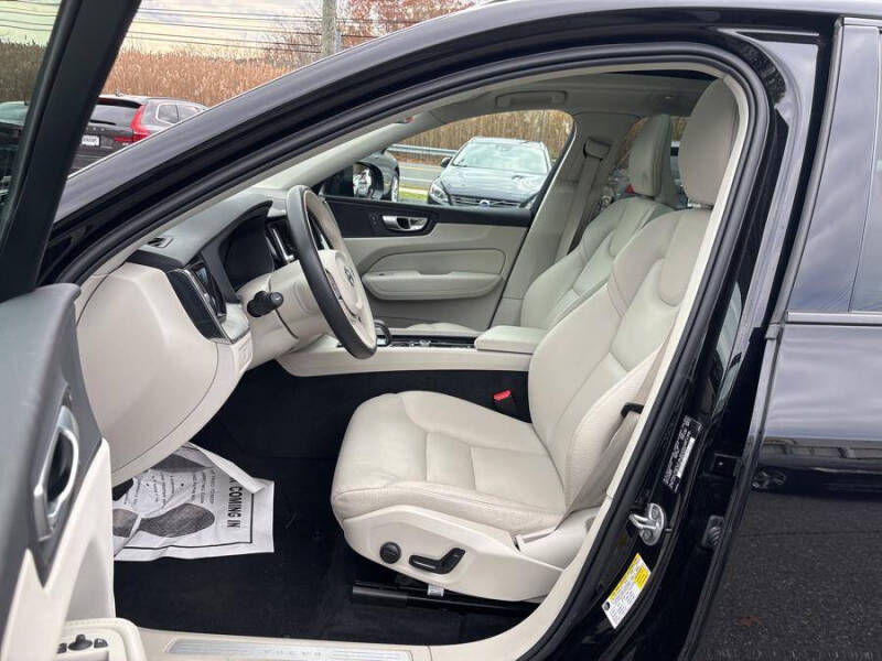 2024 Volvo XC60 B5 Plus Dark Theme