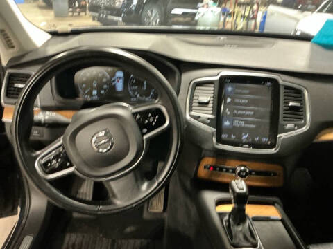 2021 Volvo XC90 T6 Momentum 7-Passenger