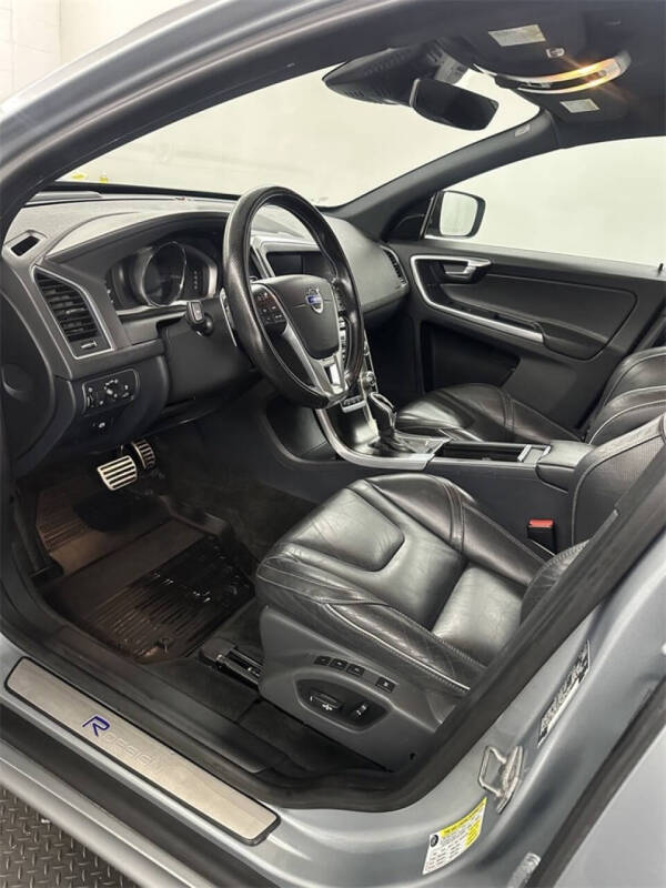 2017 Volvo XC60 T6 R-Design
