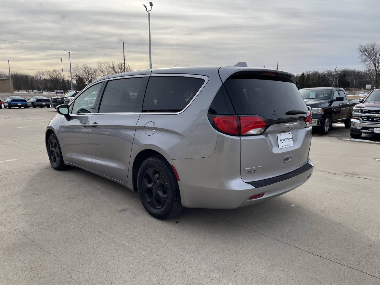 2017 Chrysler Pacifica LX photo 3