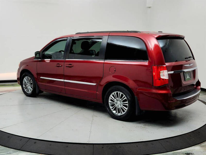 2013 Chrysler Town and Country Touring-L