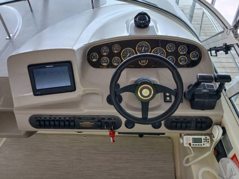 2002 Cruisers Yachts 3275 Express