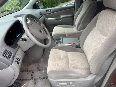 2010 Toyota Sienna LE 7-Passenger
