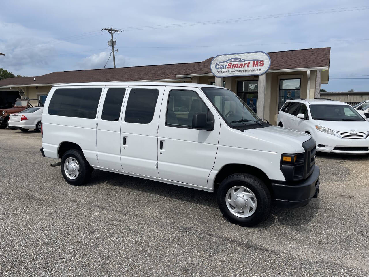 White 2013 Ford E-Series E-350 SD XL E-350 SD XL 3dr Passenger Van 2