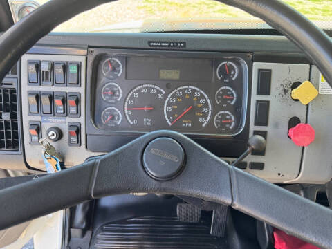 2003 Freightliner FL70