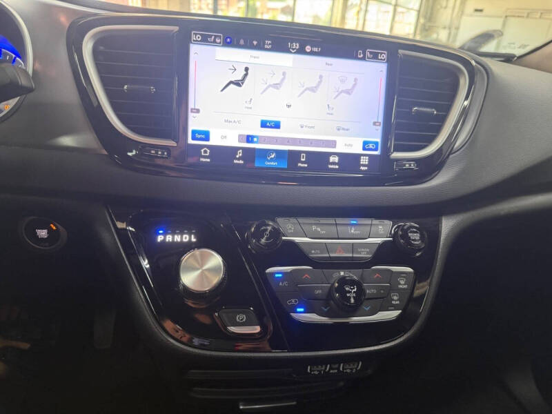 2025 Chrysler Pacifica Select