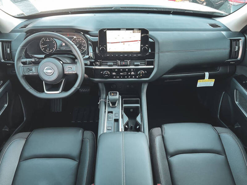 2025 Nissan Pathfinder SL