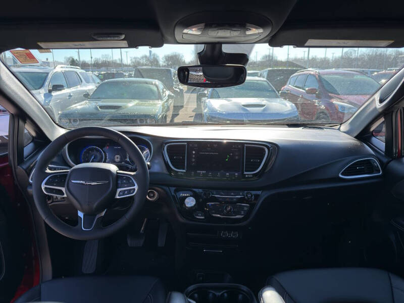 2025 Chrysler Pacifica Select