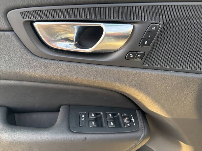 2025 Volvo XC60 B5 Plus Dark Theme