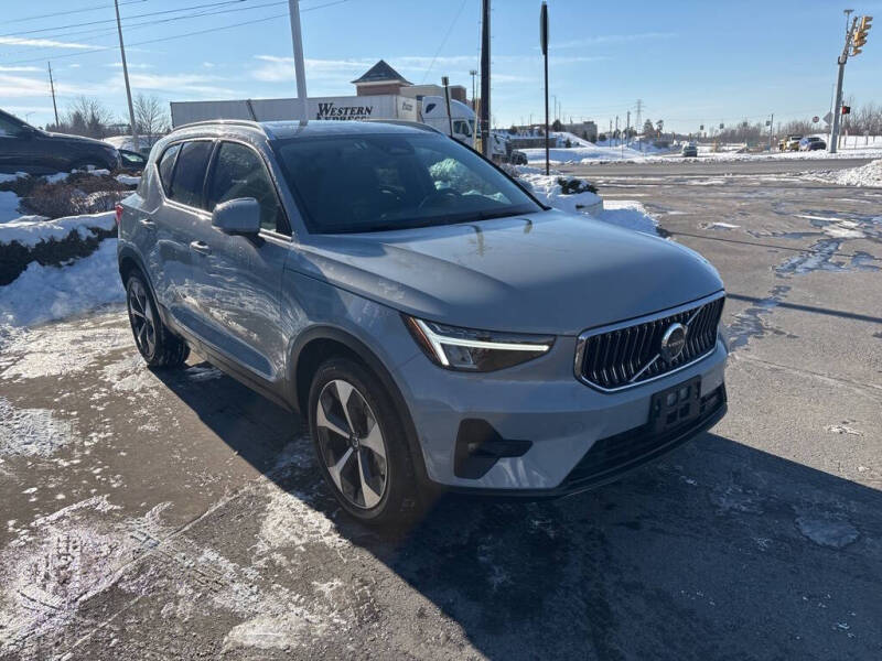 2025 Volvo XC40 B5 Plus Bright Theme
