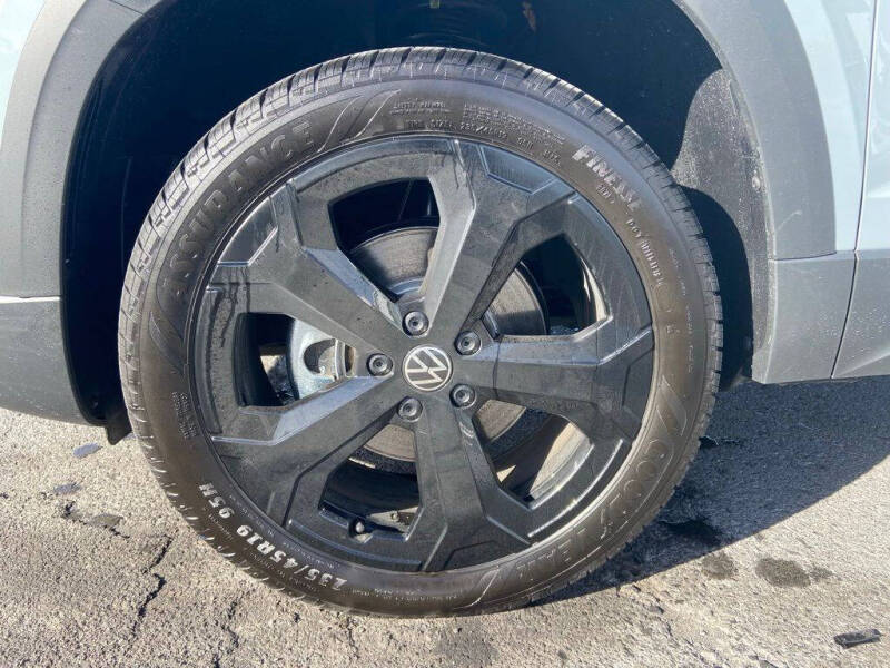 2025 Volkswagen Taos SE Black 4Motion